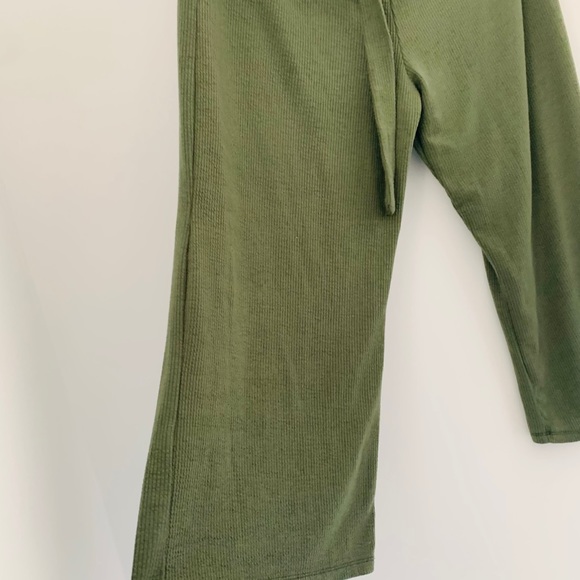 Olive green cropped pants, adjustable belt. - Picture 3 of 5